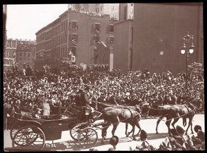 Kilátás a tömegre és egy lovas kocsira a Dewey-felvonuláson a Fifth Avenue-n, New York, 1899 (ezüst zselatin nyomat)